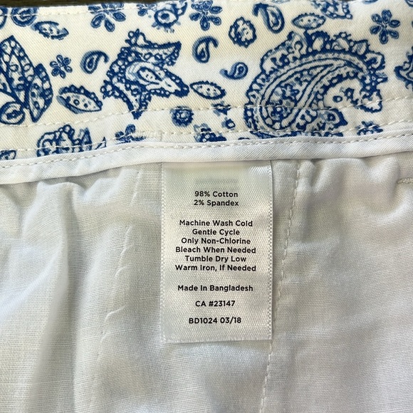 Talbots Blue White Floral Paisley Shorts sz 6 | Coastal preppy brunch casual - Picture 8 of 8